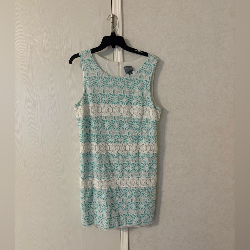 Sleeveless Lace Dress in Blue and White